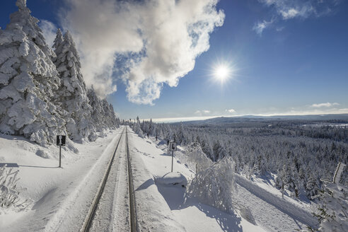 Deutschland, Sachsen-Anhalt, Nationalpark Harz, Brocken, Gleise der Harzer Schmalspurbahn im Winter gegen die Sonne - PVCF01184