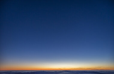 Deutschland, Sachsen-Anhalt, Nationalpark Harz Brocken, Brocken, Abendhimmel im Winter am Abend - PVCF01188