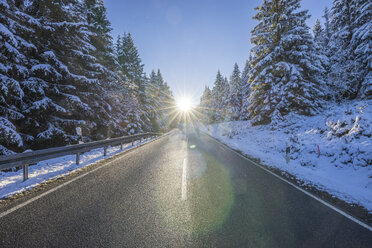 Deutschland, Niedersachsen, Nationalpark Harz, Landstraße am Morgen - PVCF01195