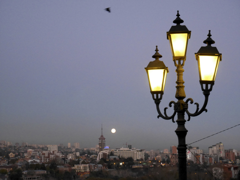 Georgien, Tbilissi, Stadtansicht bei Nacht, Vollmond, lizenzfreies Stockfoto