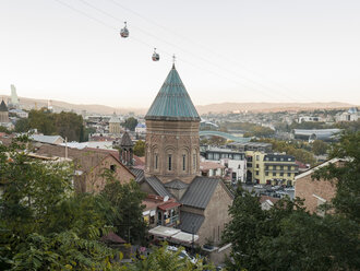 Georgien, Tbilissi, Stadtansicht mit Kirche, Seilbahn - JMF00405