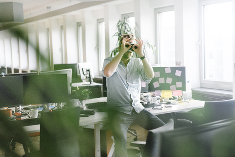 Geschäftsmann mit VR-Brille im Büro, lizenzfreies Stockfoto