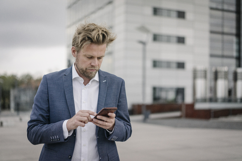 Geschäftsmann beim Telefonieren in der Stadt, lizenzfreies Stockfoto