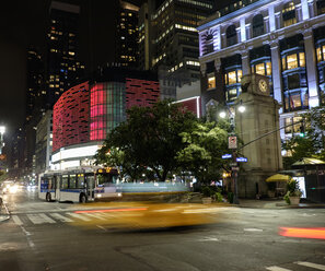 USA, New York, Kreuzung 6th Avenue und Ecke American Avenue bei Nacht - HLF01067