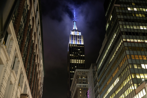 USA, New York, Hochhäuser und Empire State Building bei Nacht, lizenzfreies Stockfoto