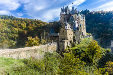 Deutschland, Wierschem, Blick auf die Burg Eltz im Herbst - MH00427