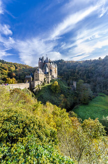 Deutschland, Wierschem, Blick auf die Burg Eltz im Herbst - MH00428