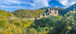 Deutschland, Wierschem, Blick auf die Burg Eltz im Herbst - MH00429