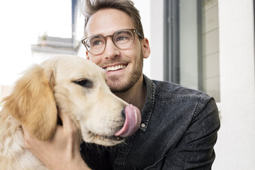 Glücklicher Mann mit Hund am Fenster - PESF00779