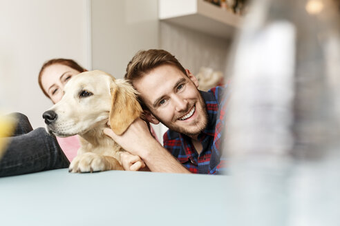 Glückliches junges Paar mit Hund zu Hause - PESF00784