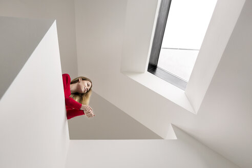 Junge Frau im Obergeschoss unter dem Dachfenster - PESF00814