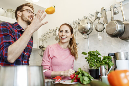 Glückliches junges Paar beim gemeinsamen Kochen in der Küche - PESF00849