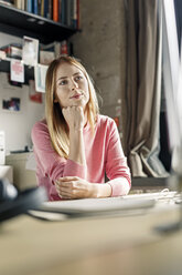 Porträt einer jungen Frau, die zu Hause am Schreibtisch arbeitet - PESF00880