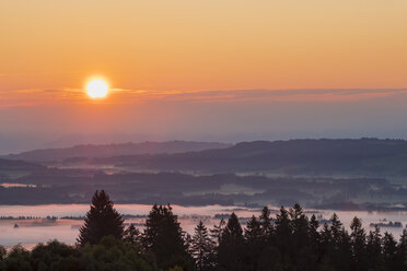 Deutschland, Bayern, Oberbayern, Allgäu, Pfaffenwinkel, Blick vom Auerberg bei Bernbeuren, Morgennebel über dem Lechtal bei Sonnenaufgang - SIEF07636