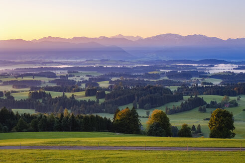 Deutschland, Bayern, Oberbayern, Allgäu, Pfaffenwinkel, Blick vom Auerberg bei Bernbeuren, Ammergauer Alpen und Zugspitze - SIEF07638