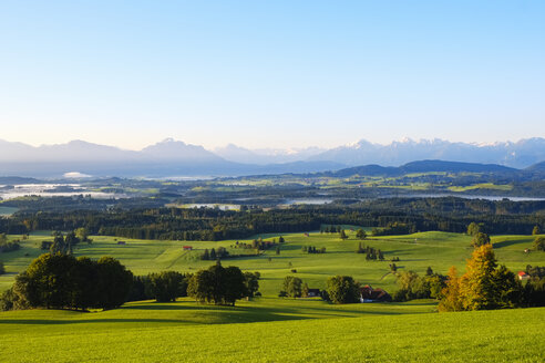 Deutschland, Bayern, Oberbayern, Allgäu, Pfaffenwinkel, Bernbeuren, Blick vom Auerberg - SIEF07642