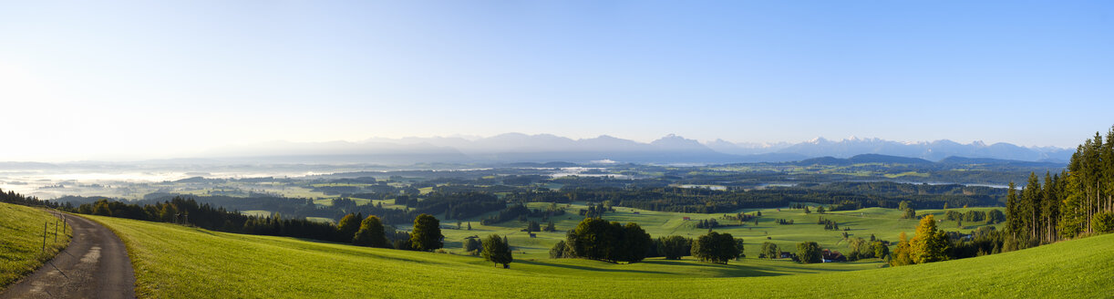 Deutschland, Bayern, Oberbayern, Allgäu, Pfaffenwinkel, Blick vom Auerberg bei Bernbeuren, Panorama am Morgen - SIEF07643