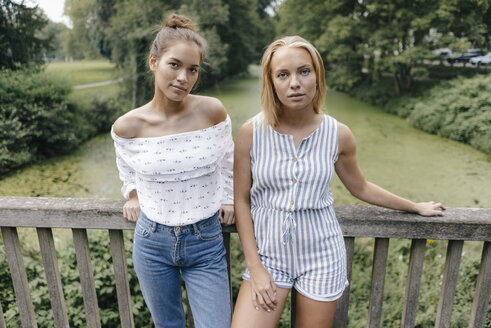 Porträt von zwei jungen Frauen auf einer Brücke - KNSF03100
