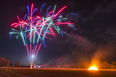 Großbritannien, Schottland, East Lothian, Aberlady, Lagerfeuer und Feuerwerk, lizenzfreies Stockfoto