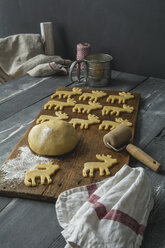 Mürbeteigplätzchen auf Holzbrett, Elchform, Weihnachtszeit - ODF01579