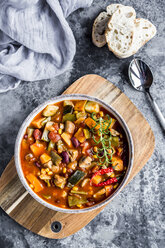 Gemüse-Chili mit Kidneybohnen, Süßkartoffeln, Champignon, Mais, Zuckerschoten, Baguette in Schale - SARF03440