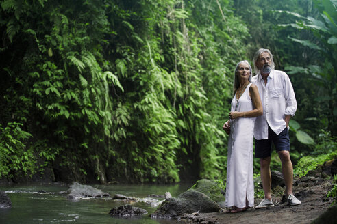 Hübsches älteres Paar im tropischen Dschungel - SBOF00929