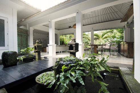 Atrium und offener Wohnbereich in einem tropischen Haus - SBOF00957