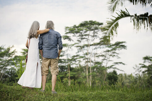 Älteres Paar mit Blick auf eine tropische Landschaft - SBOF00971