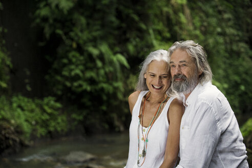 Hübsches älteres Paar lächelnd im tropischen Dschungel - SBOF00973