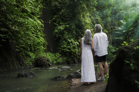 Hübsches älteres Paar im tropischen Wasserfall, lizenzfreies Stockfoto