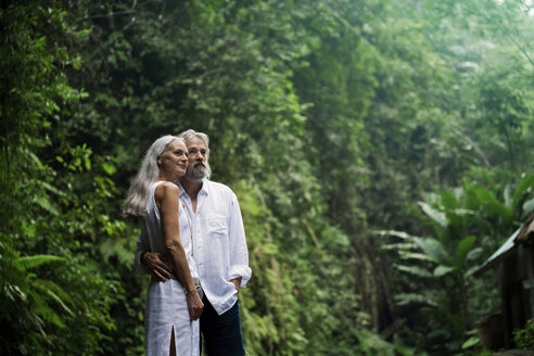 Zärtliches hübsches älteres Paar im tropischen Dschungel - SBOF00977