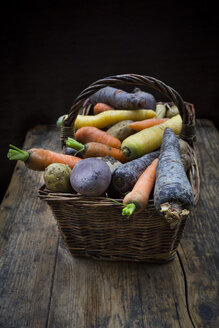Wintergemüse, Karotten, Rote Bete, Kartoffeln und Pastinaken - LVF06475