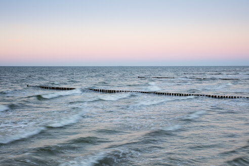 Deutschland, Fischland-Darss-Zingst, Zingst, Ostsee, Wellenbrecher am Abend - WIF03465