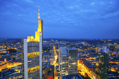 Deutschland, Hessen, Frankfurt, Blick auf Commerzbank Tower, Stadtansicht, blaue Stunde - PUF00961