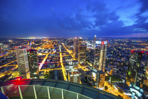 Deutschland, Hessen, Frankfurt, Blick vom Maintower, Stadtansicht, blaue Stunde, lizenzfreies Stockfoto