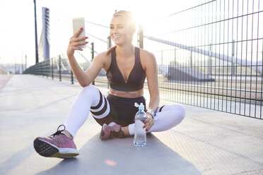 Fitte Frau macht Selfie nach Outdoor-Workout - BSZF00114