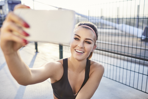 Fitte Frau macht Selfie nach Outdoor-Workout, lizenzfreies Stockfoto