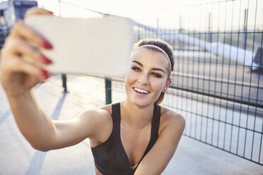 Fit woman taking selfie after outdoor workout - BSZF00116