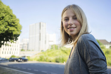 Porträt einer lächelnden jungen Frau - KNSF03152