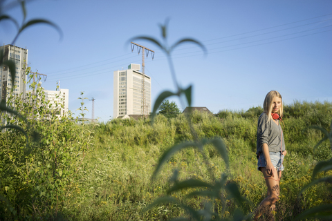 Junge Frau entspannt sich in der Natur, lizenzfreies Stockfoto