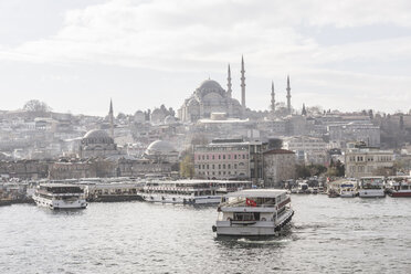 Türkei, Istanbul, Stadtansicht mit Suleymaniye-Moschee, Schiffe am Goldenen Horn - CHPF00456