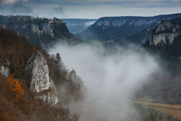 Germany, Baden Wuerttemberg, Upper Danube Nature Park, Werenwag Castle in autumn - WGF01149