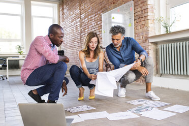 Team of architects discussing the rebuilding of a loft office - HAPF02443