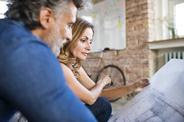 Team of architects discussing the rebuilding of a loft office - HAPF02447