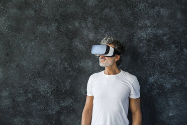 Reifer Mann schaut durch eine VR-Brille - HAPF02469