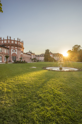 Deutschland, Hessen, Wiesbaden, Schloss Biebrich am Abend, lizenzfreies Stockfoto