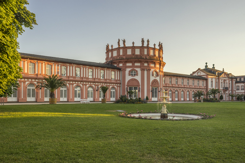 Deutschland, Hessen, Wiesbaden, Schloss Biebrich am Abend, lizenzfreies Stockfoto