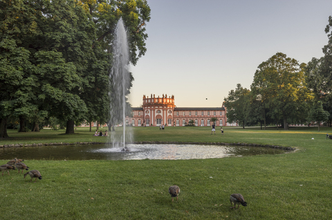 Deutschland, Hessen, Wiesbaden, Schloss Biebrich am Abend, lizenzfreies Stockfoto