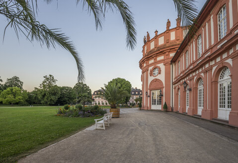 Deutschland, Hessen, Wiesbaden, Schloss Biebrich am Abend - PVCF01204