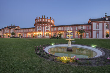 Deutschland, Hessen, Wiesbaden, Schloss Biebrich am Abend - PVCF01205